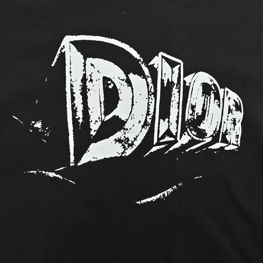 Camiseta negra Dior con logo llamativo