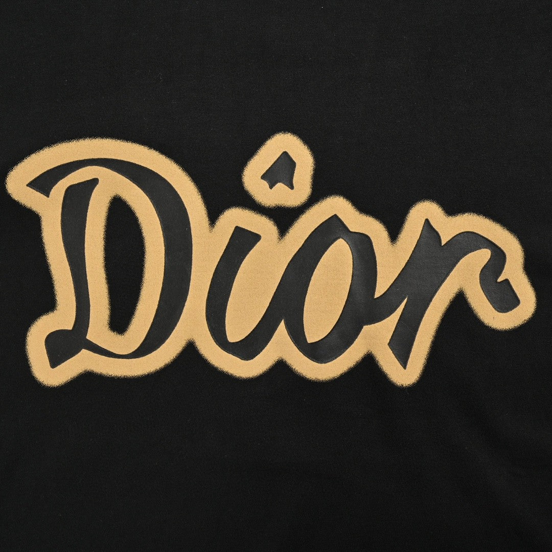 Camiseta Dior negra y marrón.