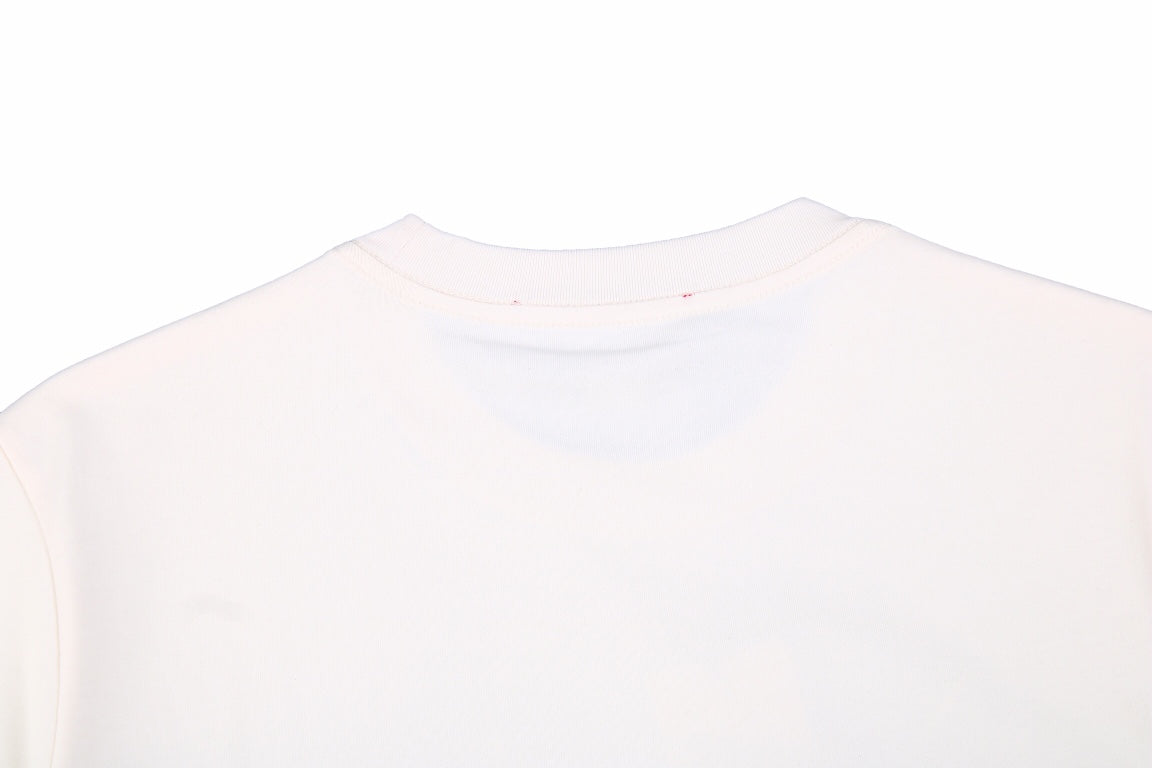 Camiseta Gucci con logo de rayo en color crema