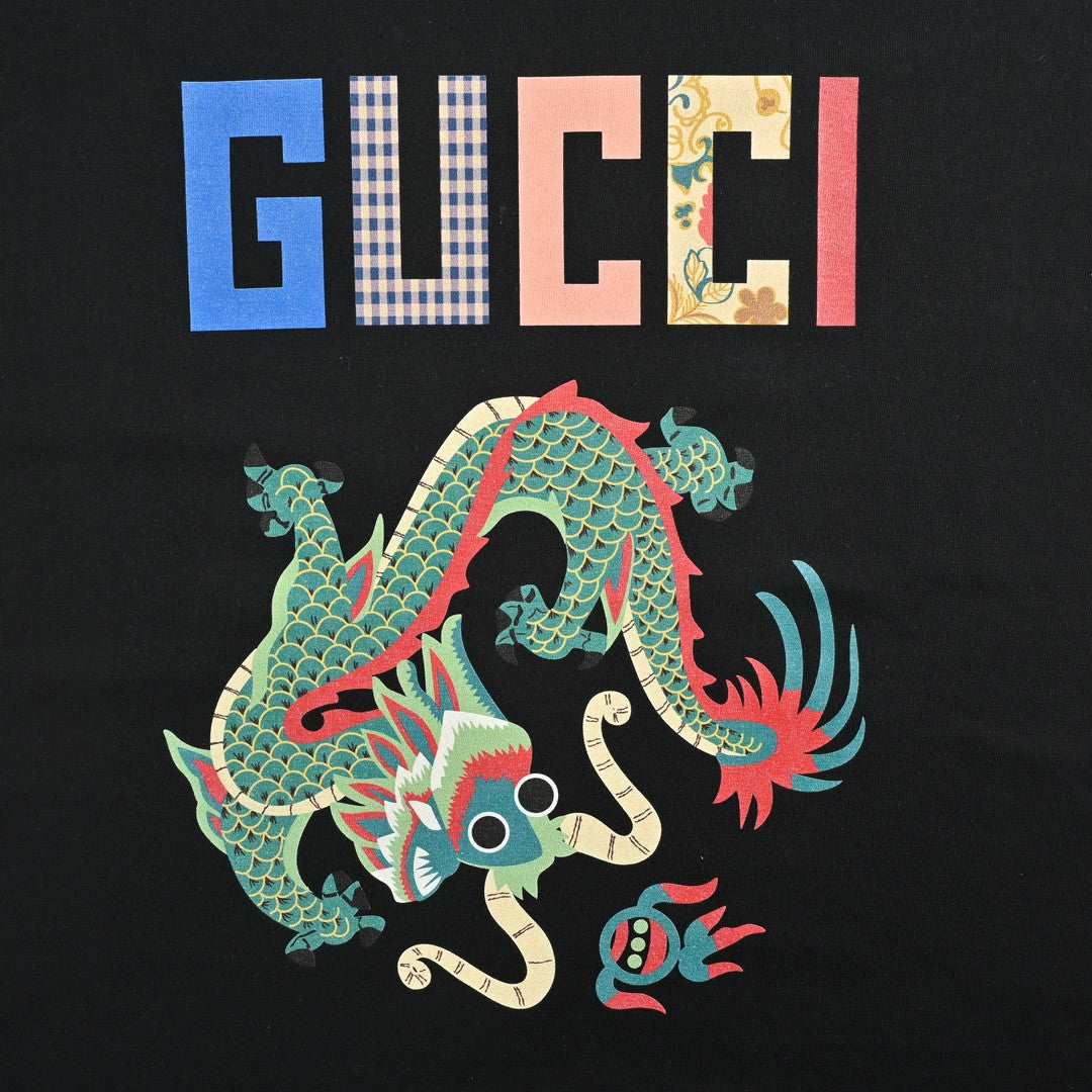 Camiseta Gucci con estampado de dragón (negra)