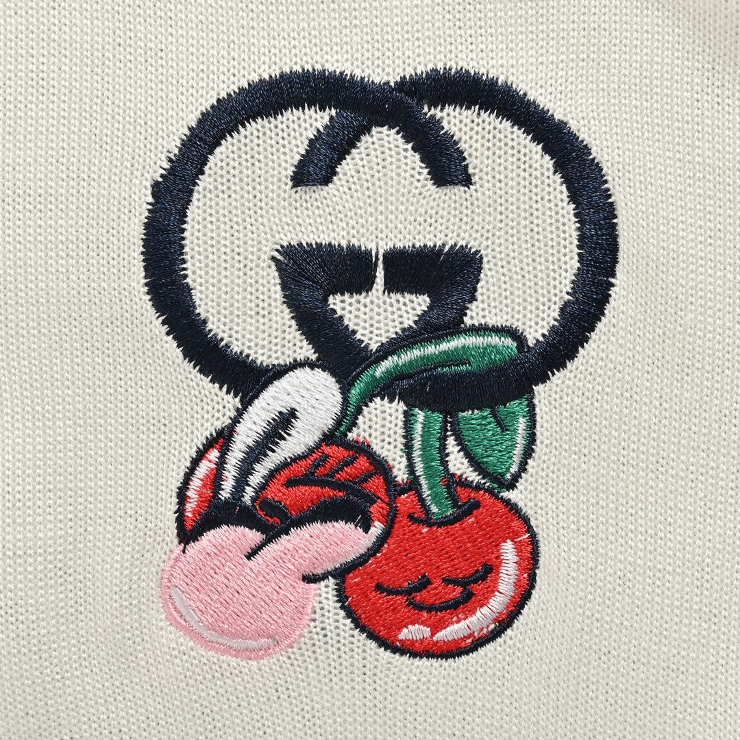 Camiseta Gucci con bordado de cerezas