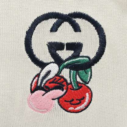 Camiseta Gucci con bordado de cerezas