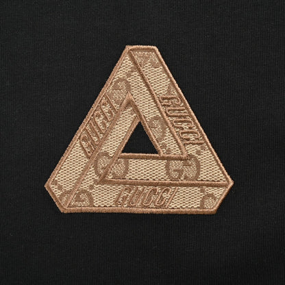 Camiseta negra con el logo triangular de Gucci