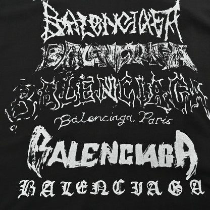 Camiseta negra con múltiples logotipos de Balenciaga