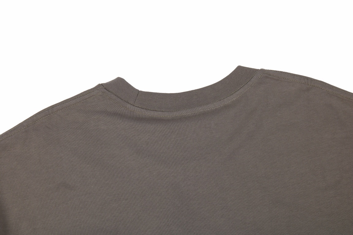 Camiseta con el logo de Fear of God Essentials - Color topo