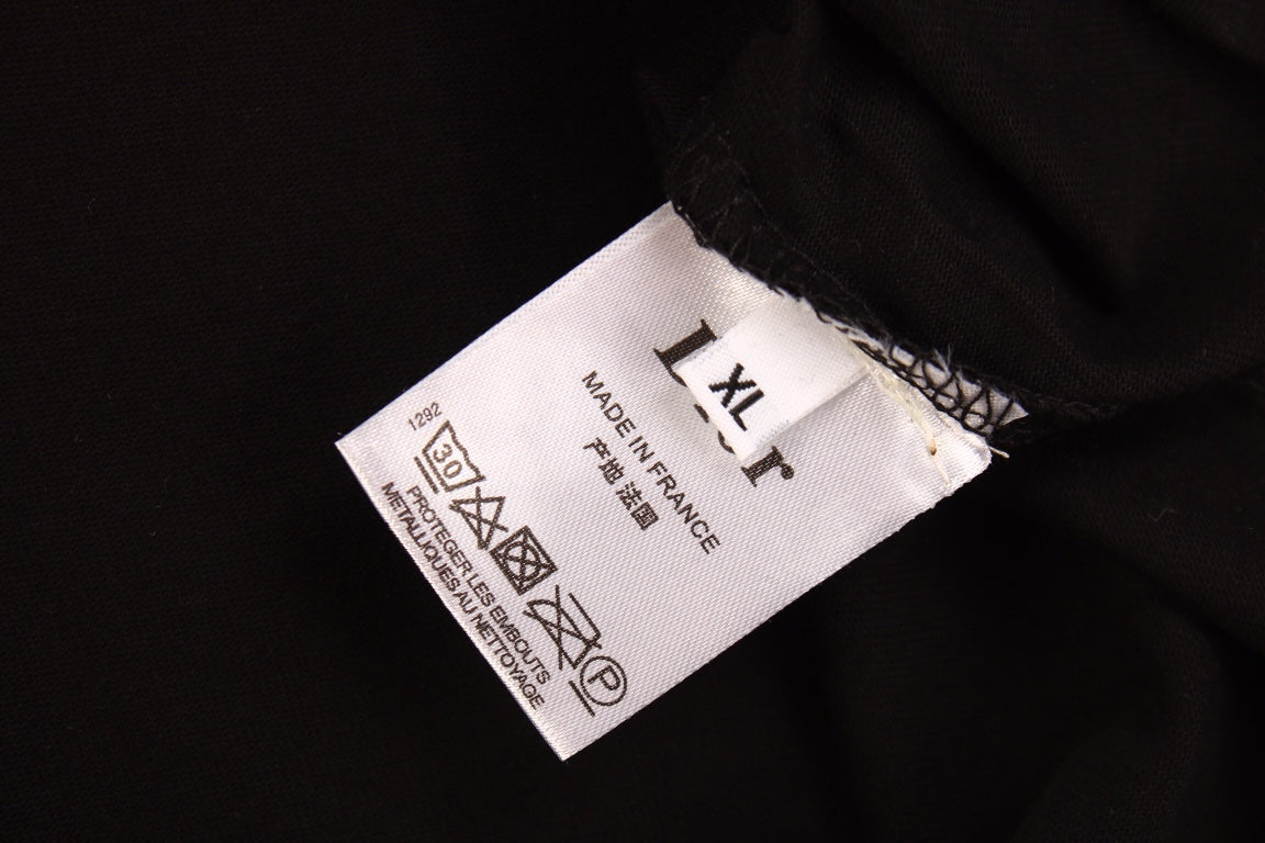 Dior T-shirt With Artistic Logo Design - Black Unisex Streetwear Limited Edition - <p dir='ltr'><span>This Dior t-shirt features an artistic logo design. It is black with white