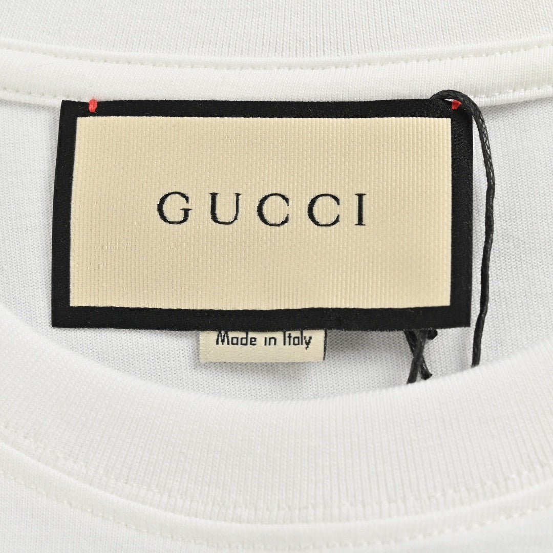 Camiseta blanca de Gucci con logo llamativo