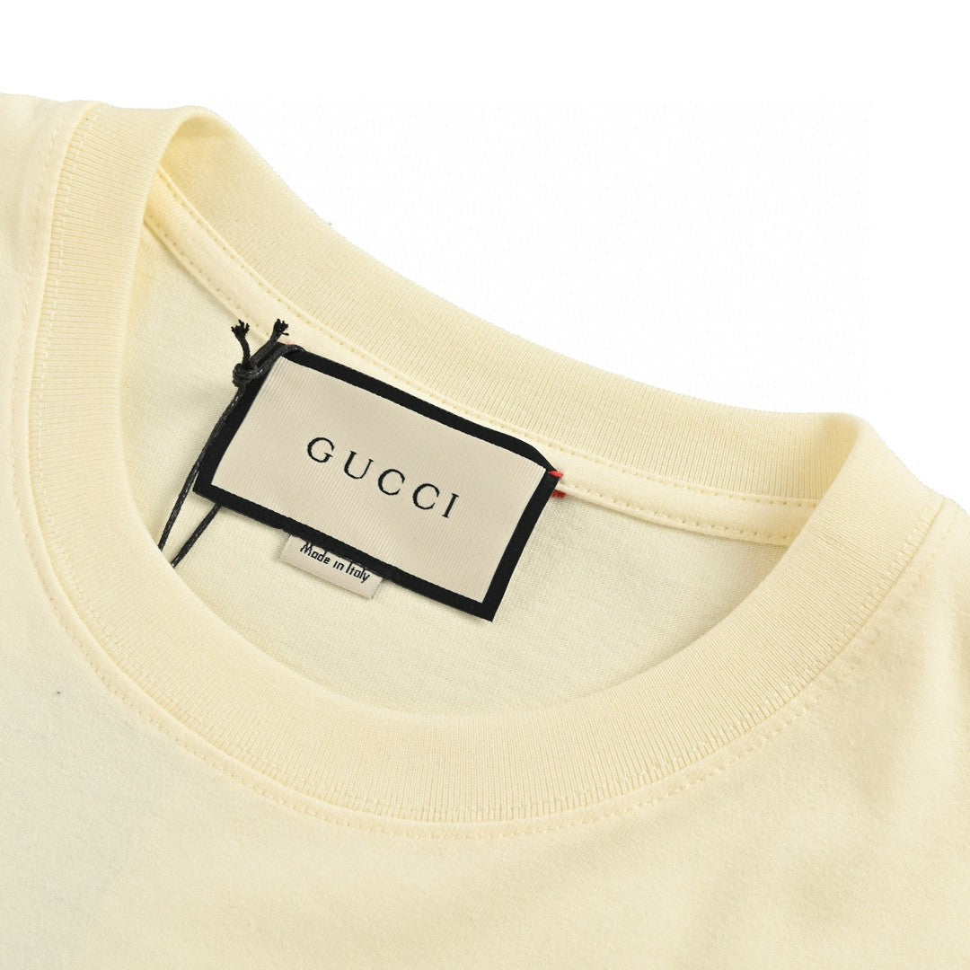 Gucci Interlocking Gg T-shirt - Cream Unisex Streetwear Limited Edition - <span>This Gucci t-shirt features a classic cream-colored design with an interlocking GG logo in red