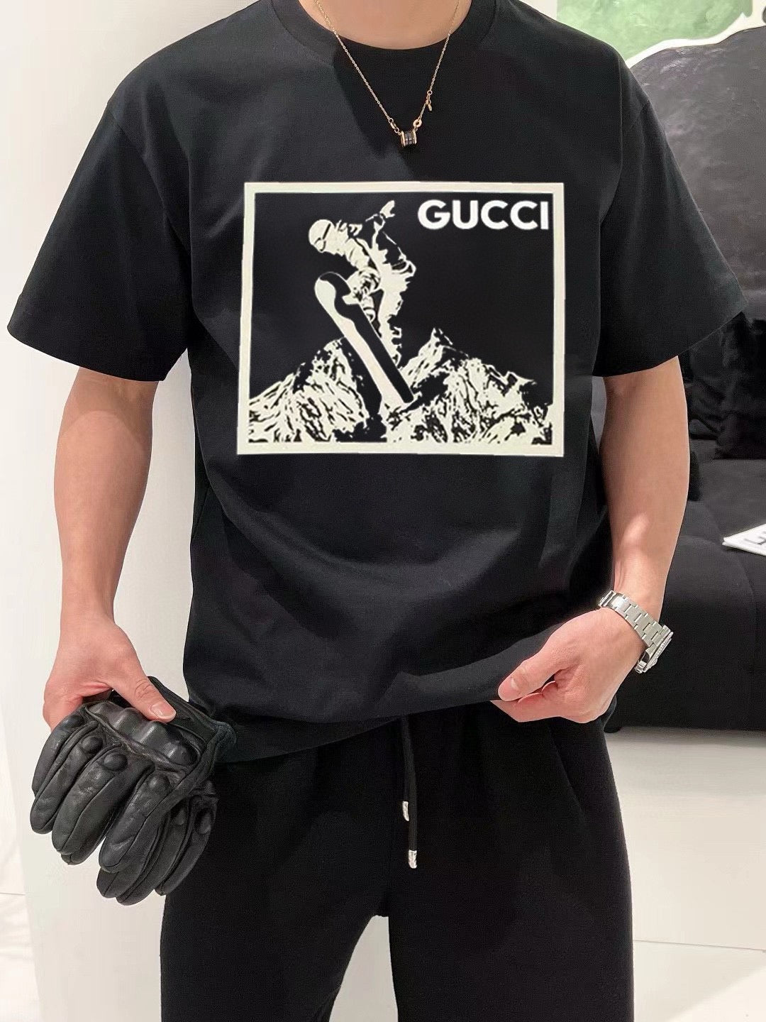 Camiseta negra con gráfico de snowboarder de Gucci.