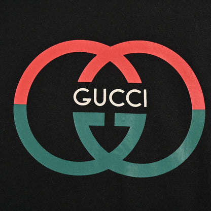 Camiseta negra con logo GG entrelazado de Gucci.