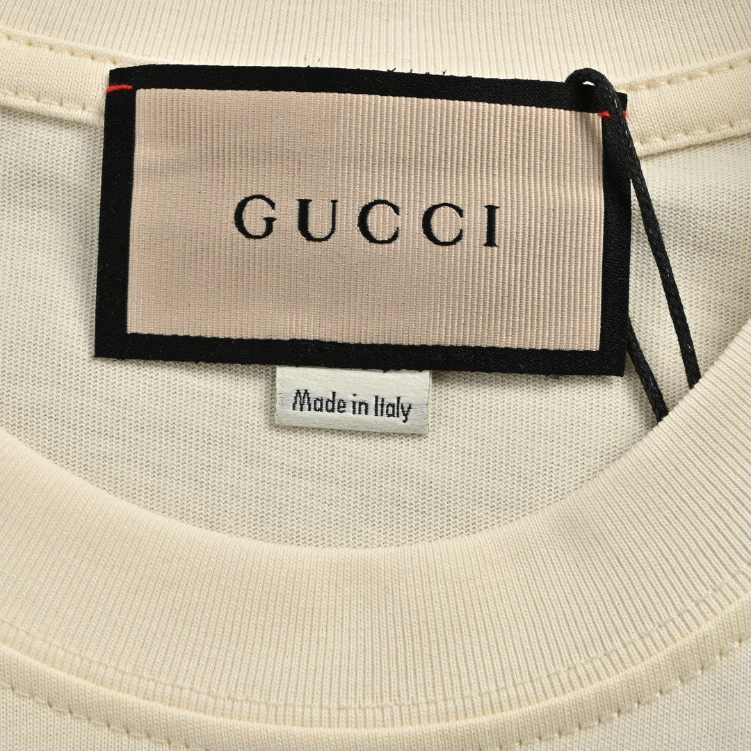 Gucci Dragon Graphic T-shirt - Red Unisex Streetwear Limited Edition - <span>This Gucci t-shirt features a vibrant dragon graphic on the front. The colorful design includes