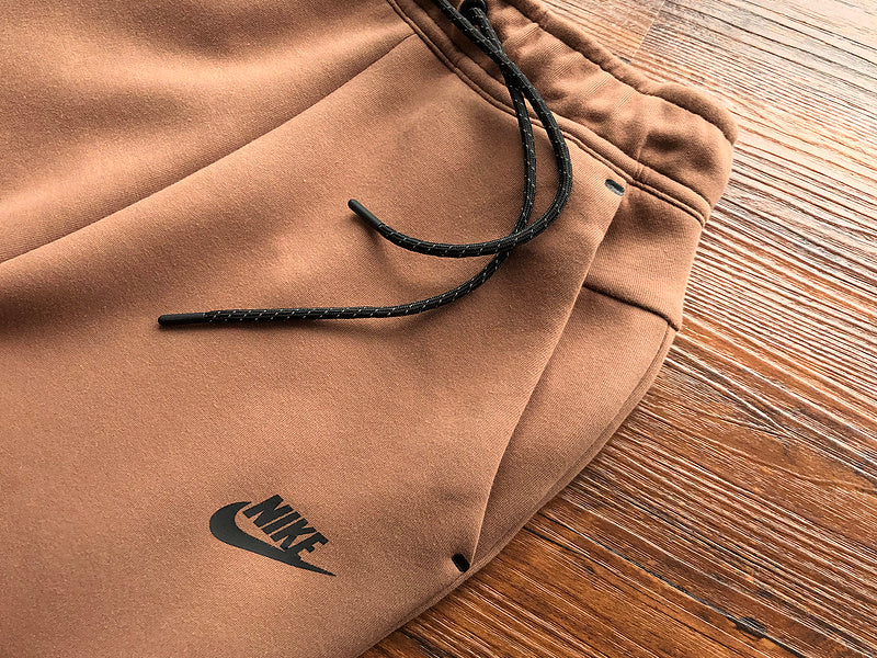 PANTALONES NIKE TECH FLEECE x MARRÓN ARQUEO