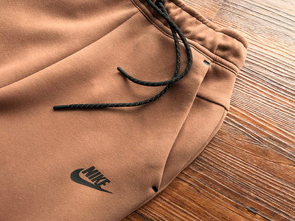 PANTALONES NIKE TECH FLEECE x MARRÓN ARQUEO
