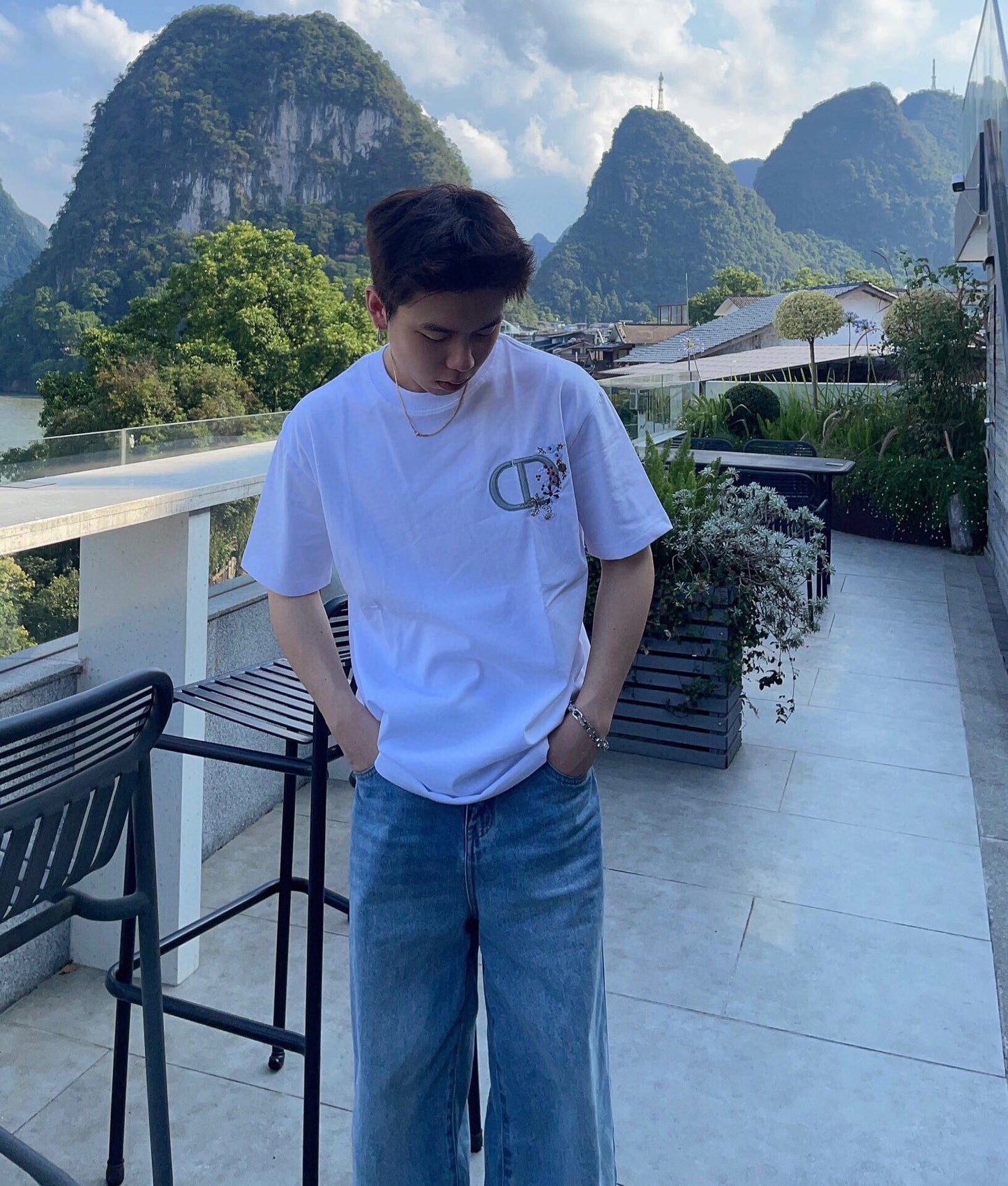 Camiseta Dior con el logo floral CD