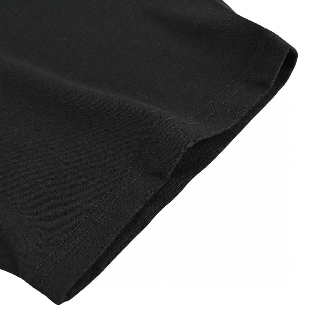 Camiseta negra con gráfico de snowboarder de Gucci.