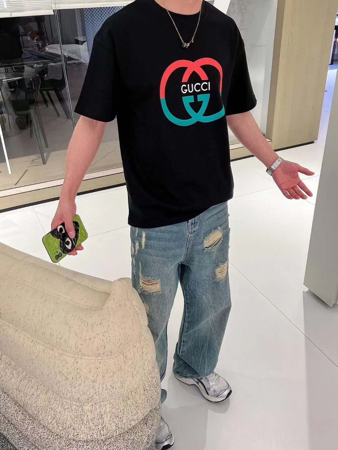 Camiseta negra con logo GG entrelazado de Gucci.