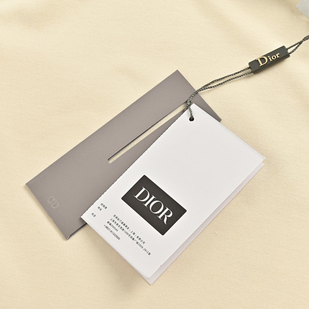 Camiseta Dior color crema con ribete negro