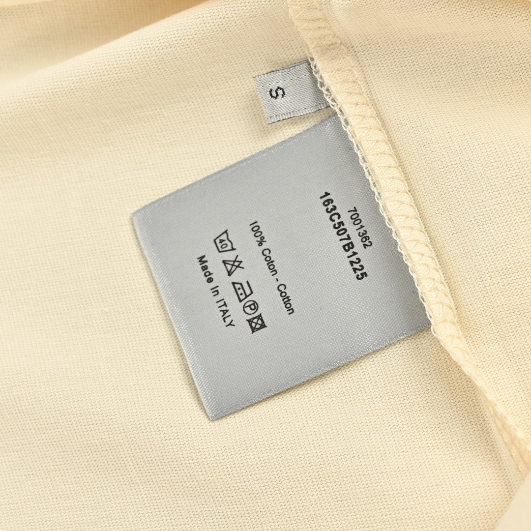 Dior Cream T-shirt With Trim - Black Unisex Streetwear Limited Edition - <span>This Dior t-shirt features a minimalist design with a cream-colored cotton fabric and black trim