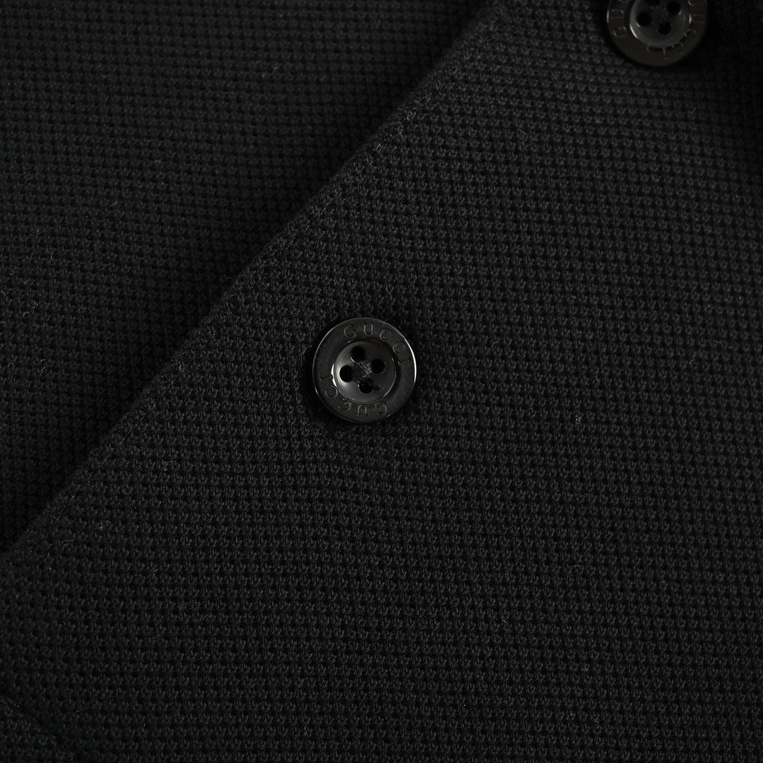 Polo con logo de llamas de Gucci