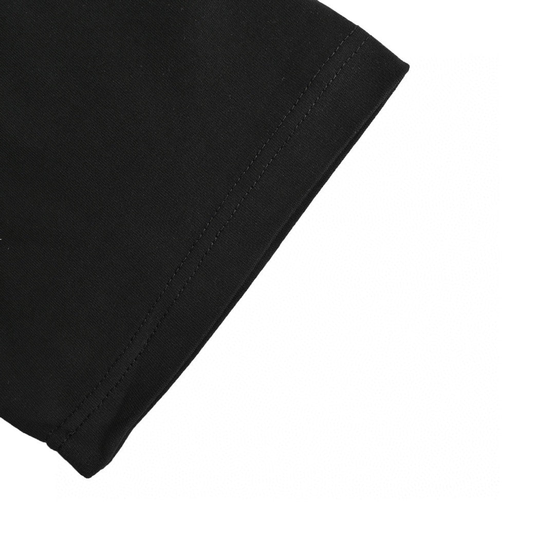 Camiseta negra Dior con logo llamativo