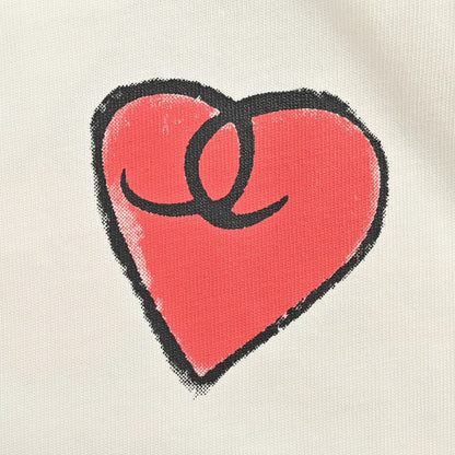 T-shirt blanc Chanel avec le slogan "Les femmes sauveront le monde"