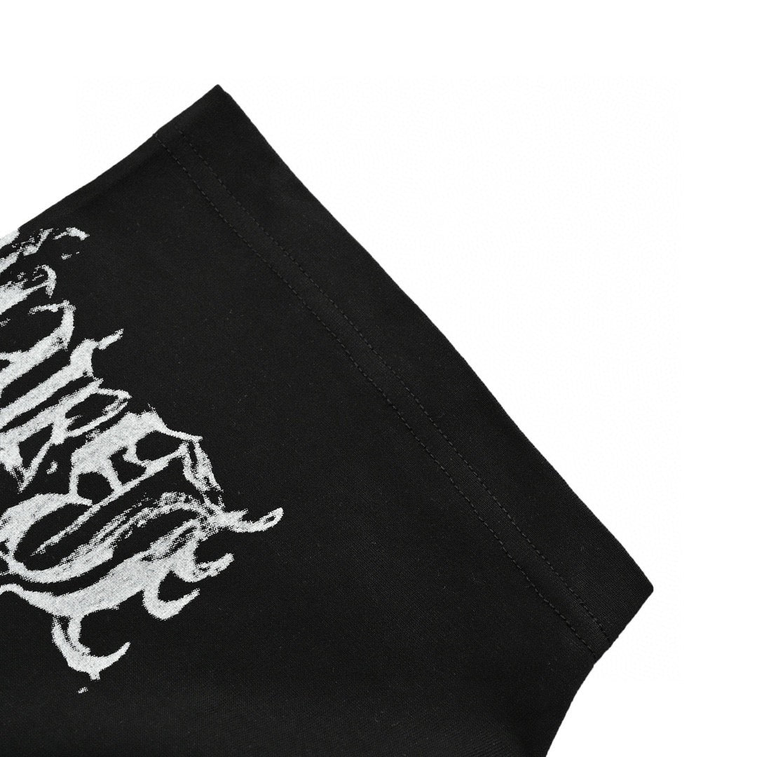 Camiseta negra con múltiples logotipos de Balenciaga