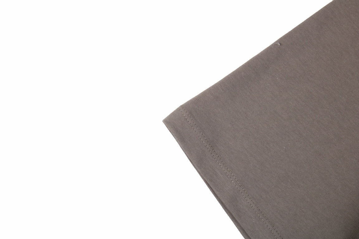 Camiseta con el logo de Fear of God Essentials - Color topo