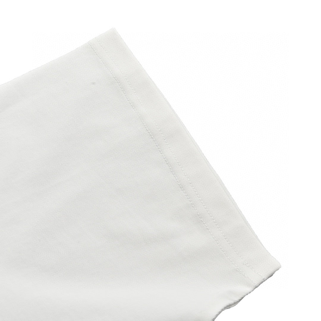 Camiseta blanca con gráfico de Christian Dior.