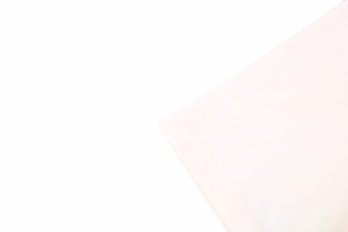 Camiseta Gucci con logo de rayo en color crema