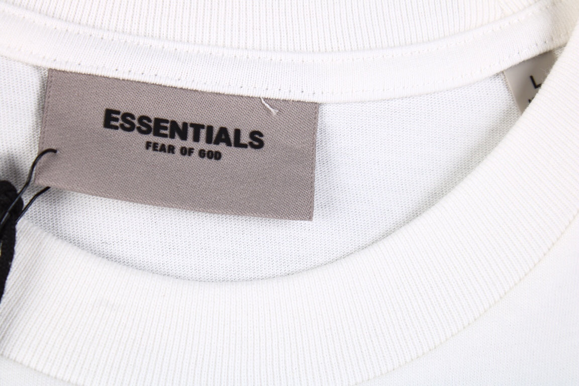Camiseta con el logo de Fear of God Essentials