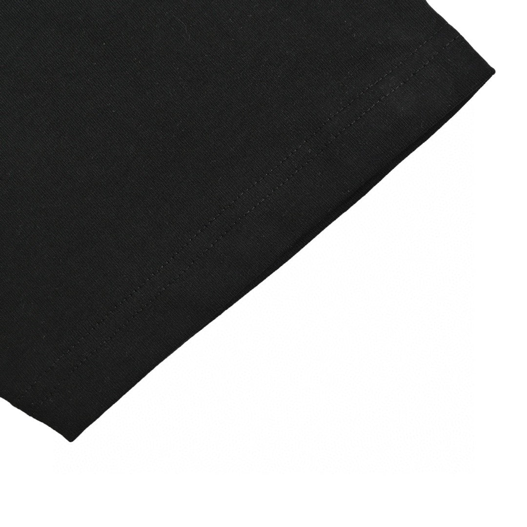 Camiseta negra con el logo triangular de Gucci