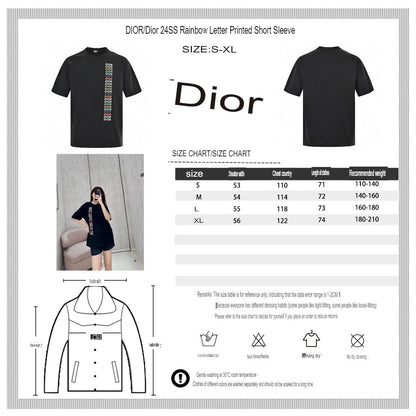 Camiseta Dior - Logotipo vertical multicolor