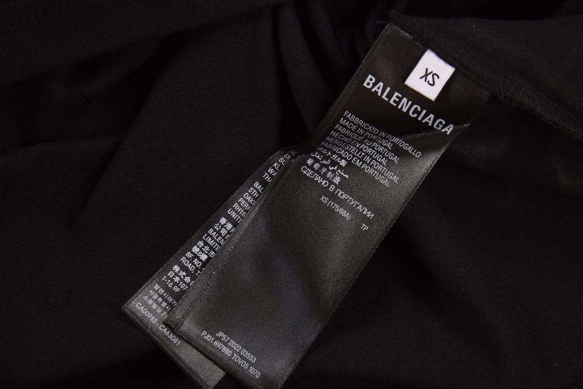 Camiseta negra Balenciaga con logo desgastado