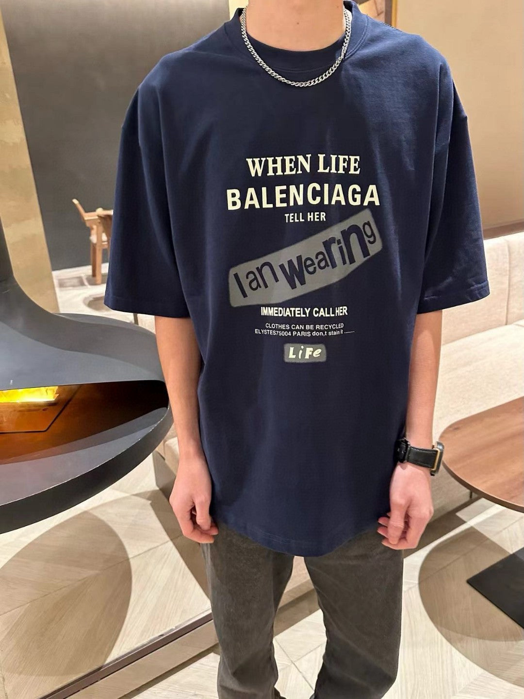 Balenciaga T-shirt - Back Logo - Navy Unisex Streetwear Limited Edition - <span>This Balenciaga t-shirt features a minimalist design with a focus on the back. The navy