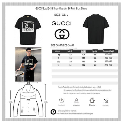 Camiseta negra con gráfico de snowboarder de Gucci.