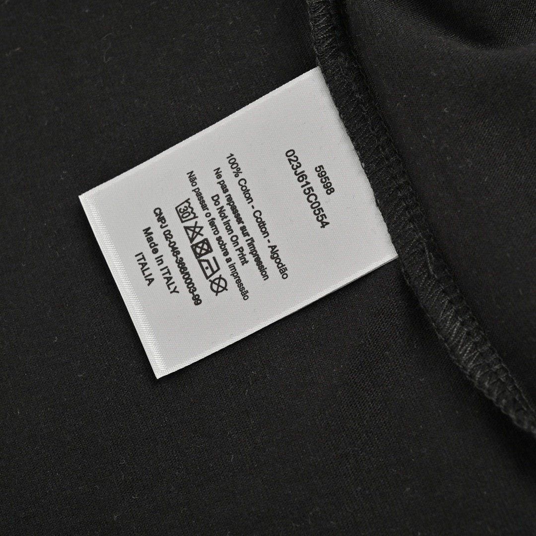 Dior T-shirt - Multicolor Vertical Logo - Black Unisex Streetwear Limited Edition - <span>This Dior t-shirt features a stylish black base with a vibrant multicolor 'DIOR' logo repeated
