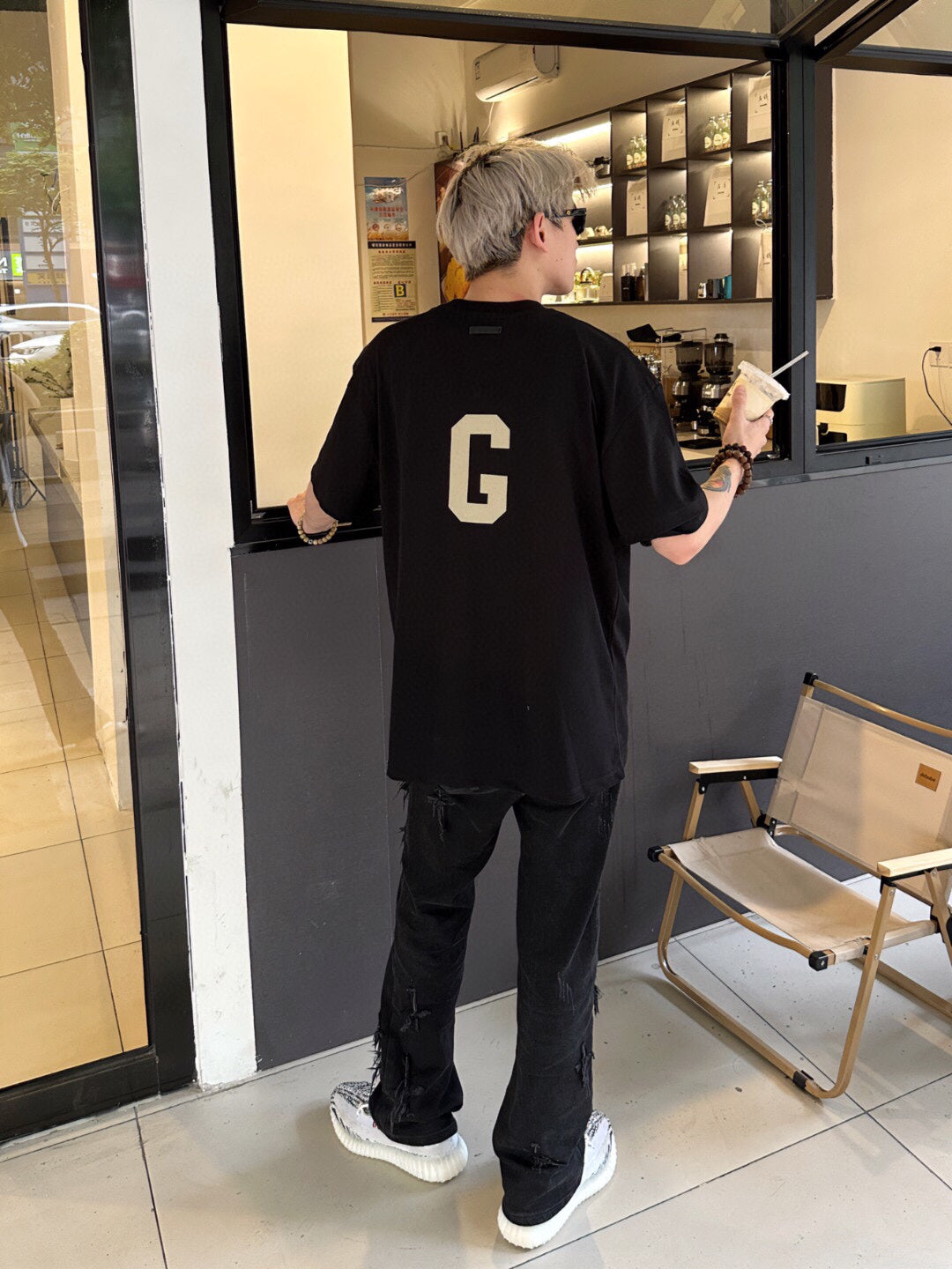 Camiseta Fear of God con la letra F (Negra)