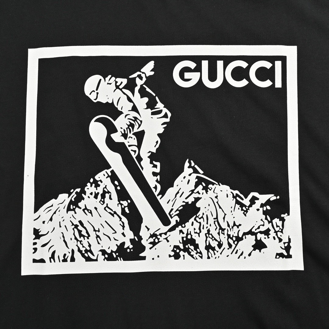 Camiseta negra con gráfico de snowboarder de Gucci.