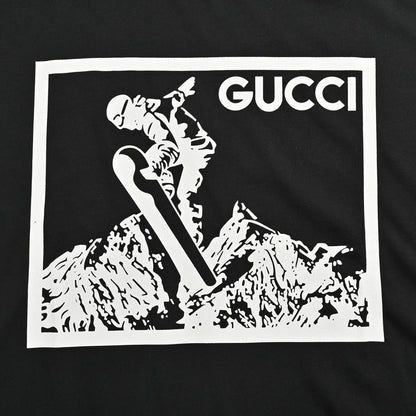Camiseta negra con gráfico de snowboarder de Gucci.