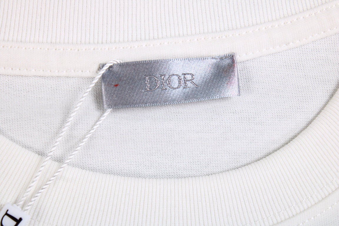 Camiseta Dior con diseño gráfico floral