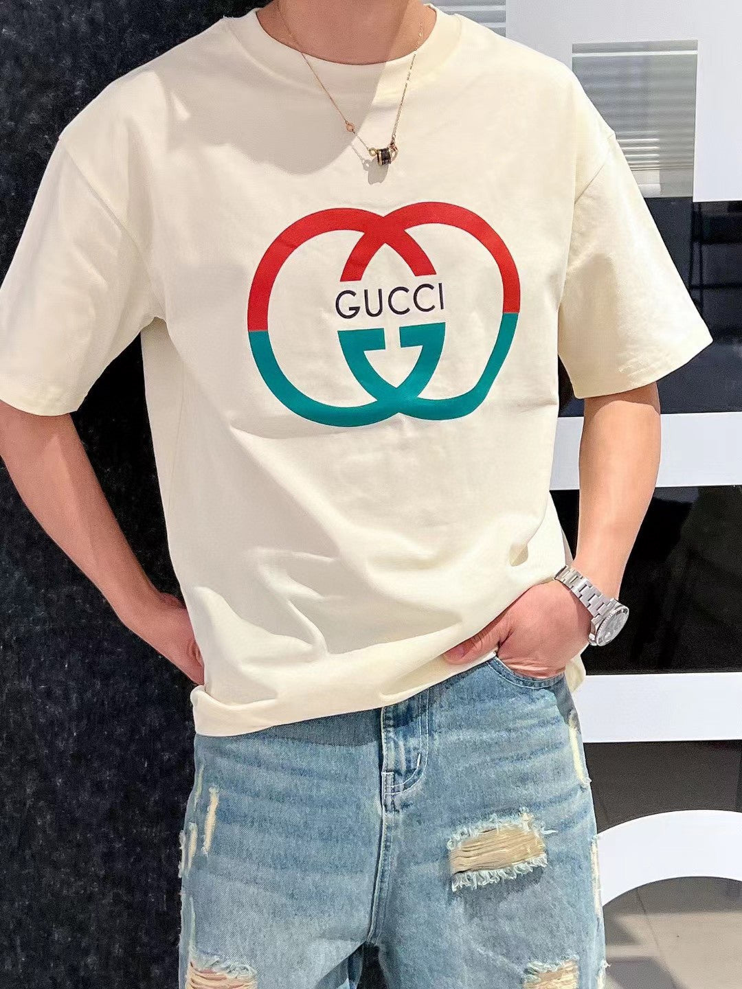 Camiseta color crema con logo GG entrelazado de Gucci.