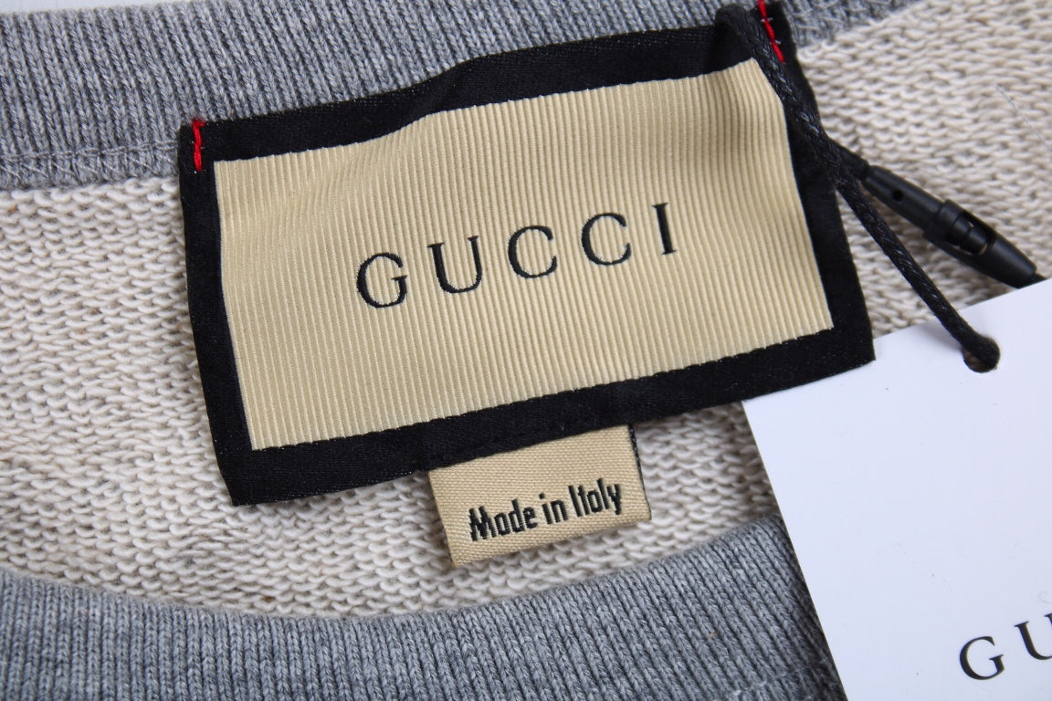 Sudadera gris Gucci con detalle de rayas