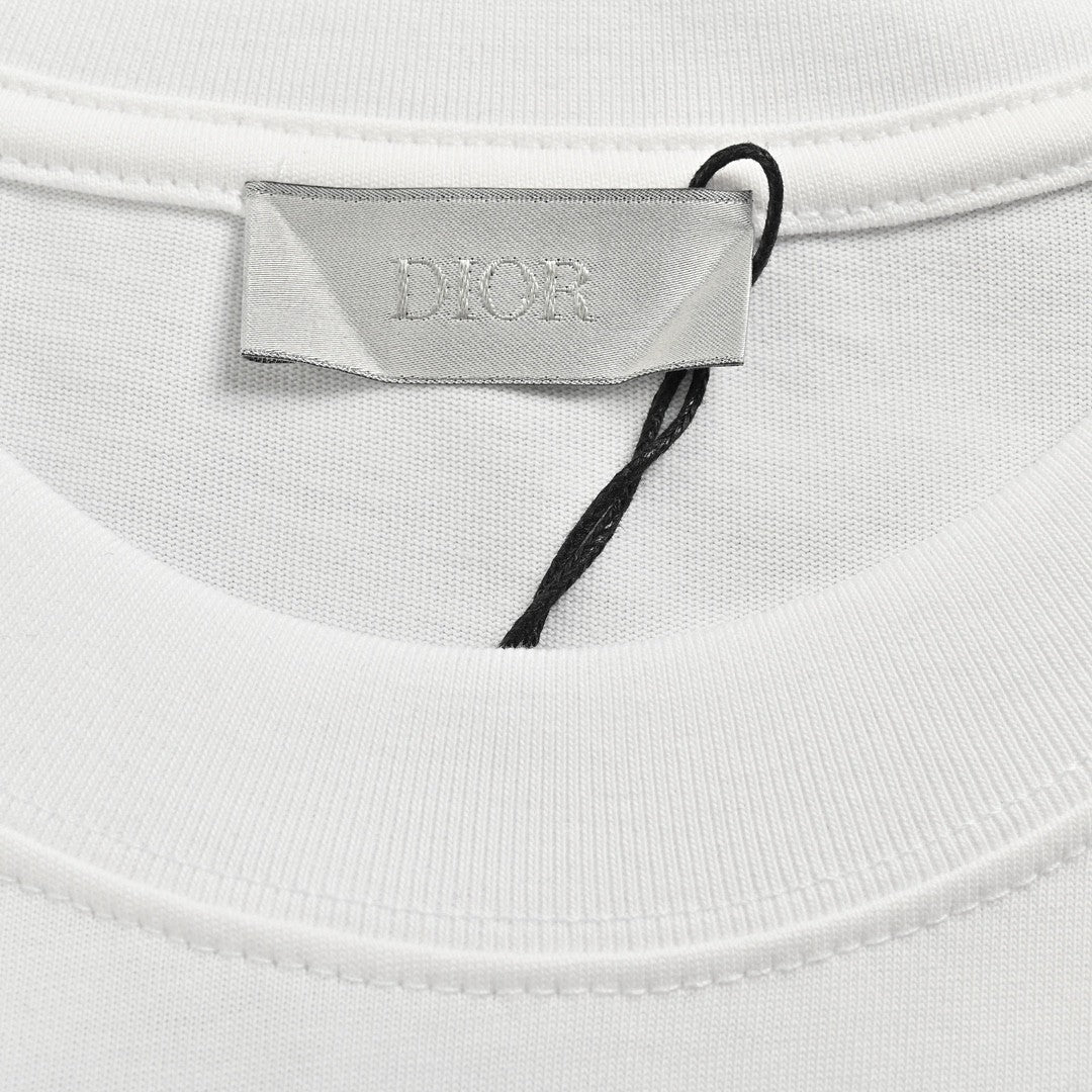 Camiseta blanca con gráfico de Christian Dior.