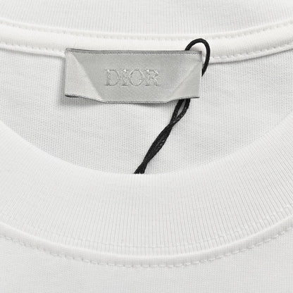 Camiseta blanca con gráfico de Christian Dior.