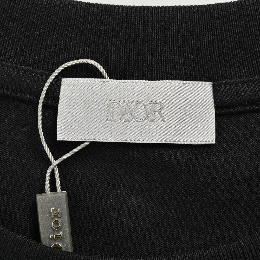 Camiseta Dior negra y marrón.