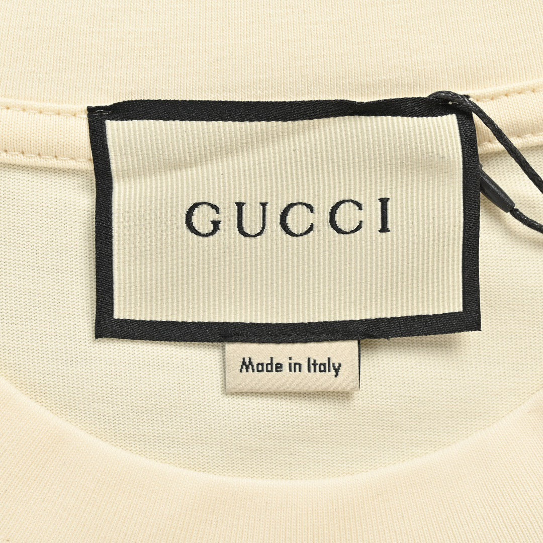Camiseta beige con logo triangular de Gucci