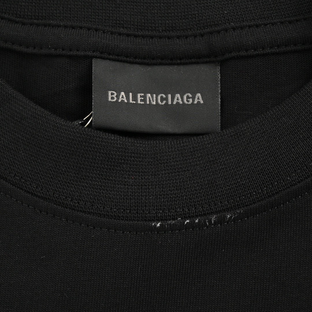 Camiseta negra con múltiples logotipos de Balenciaga