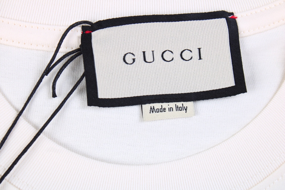 Camiseta Gucci con logo de rayo en color crema