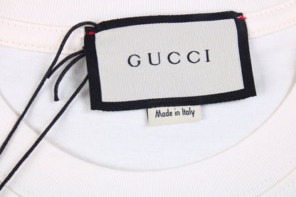 Camiseta Gucci con logo de rayo en color crema