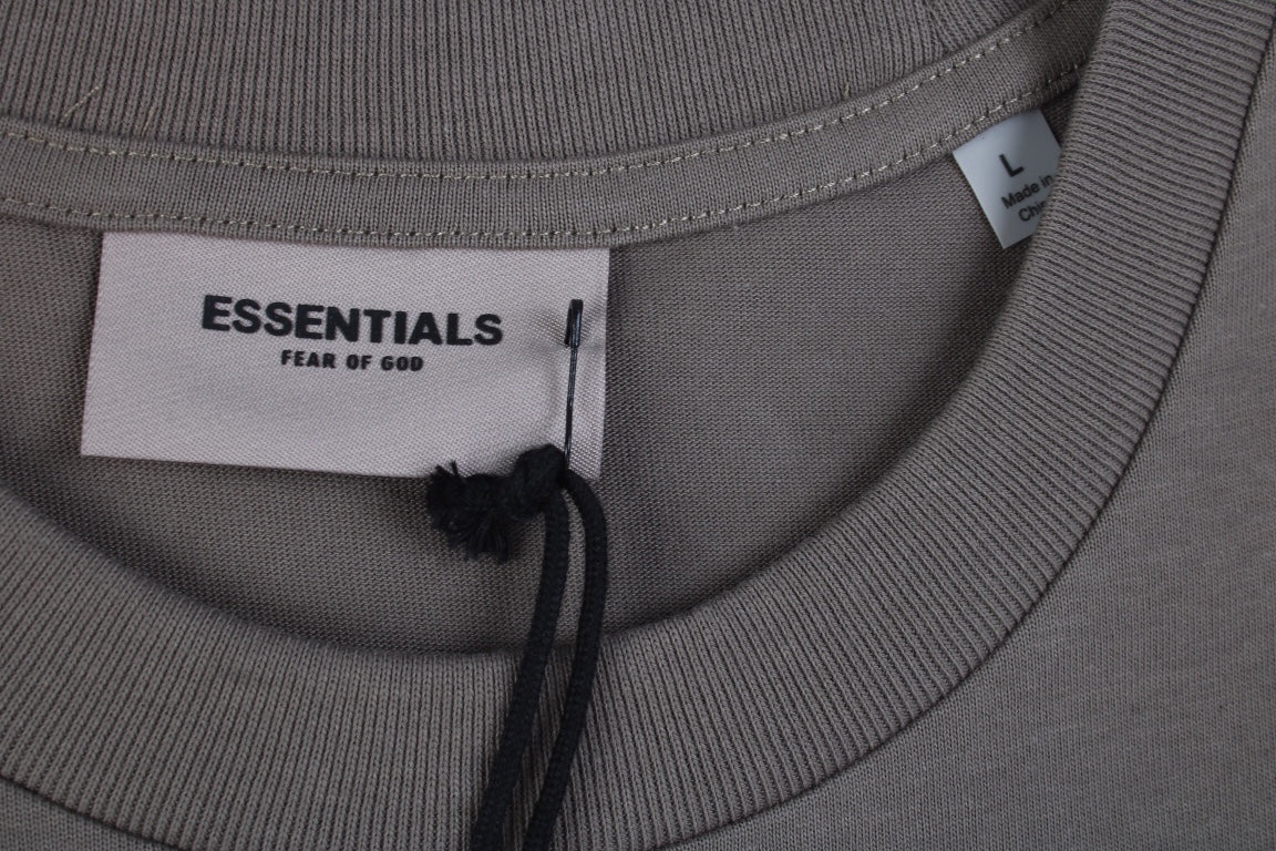 Camiseta con el logo de Fear of God Essentials - Color topo